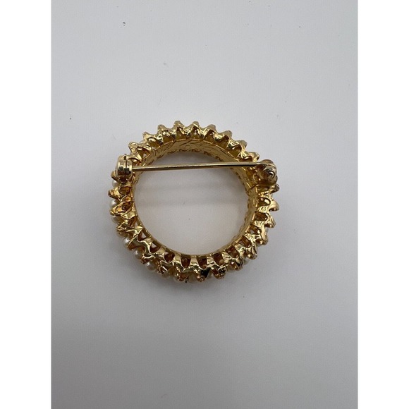 Vintage Women's Jewelry‎ Gold-Tone White Pearl Round Ring Scarf Brooch Pin - Picture 4 of 12